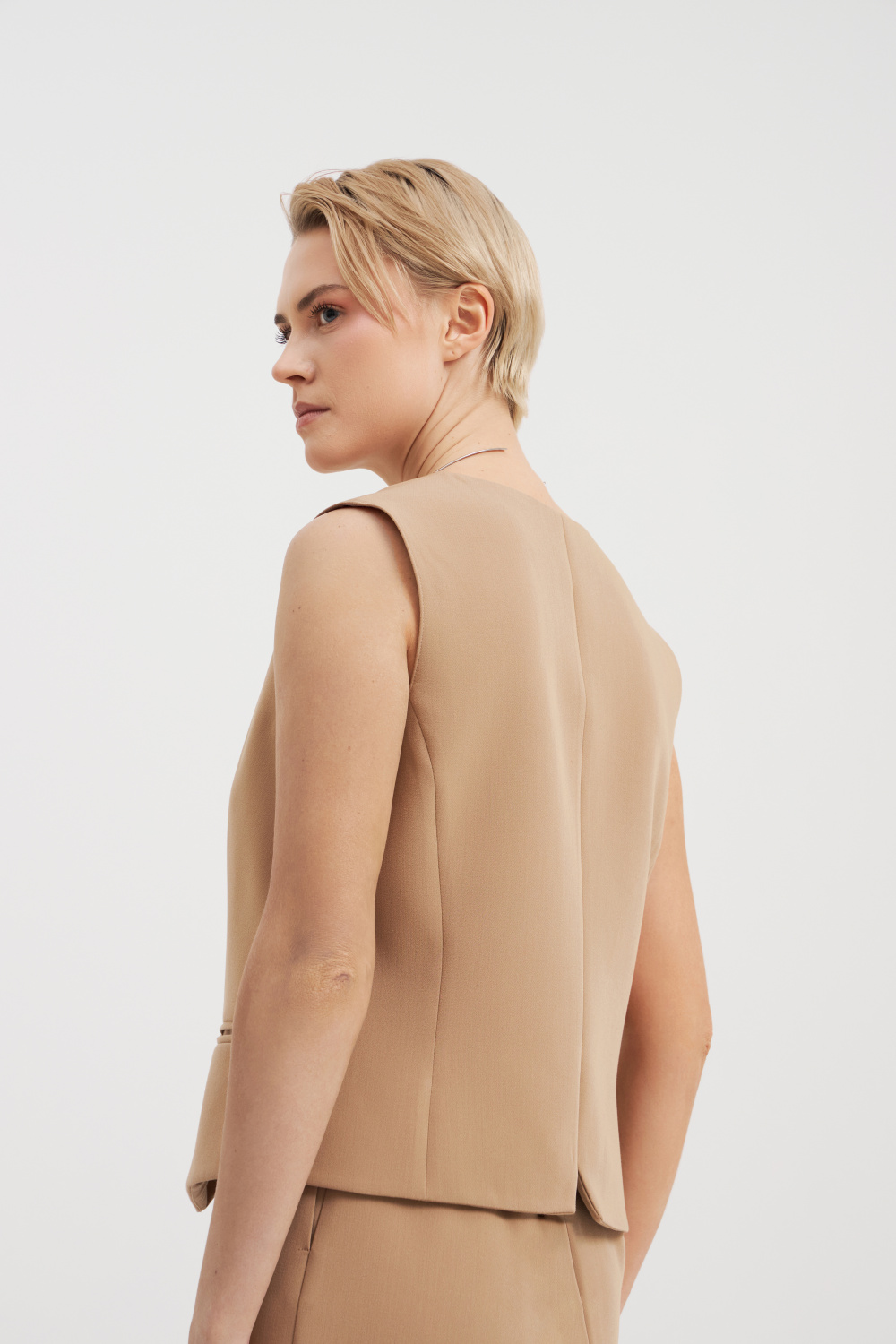 Бежевый жилет со скрытыми пуговицами