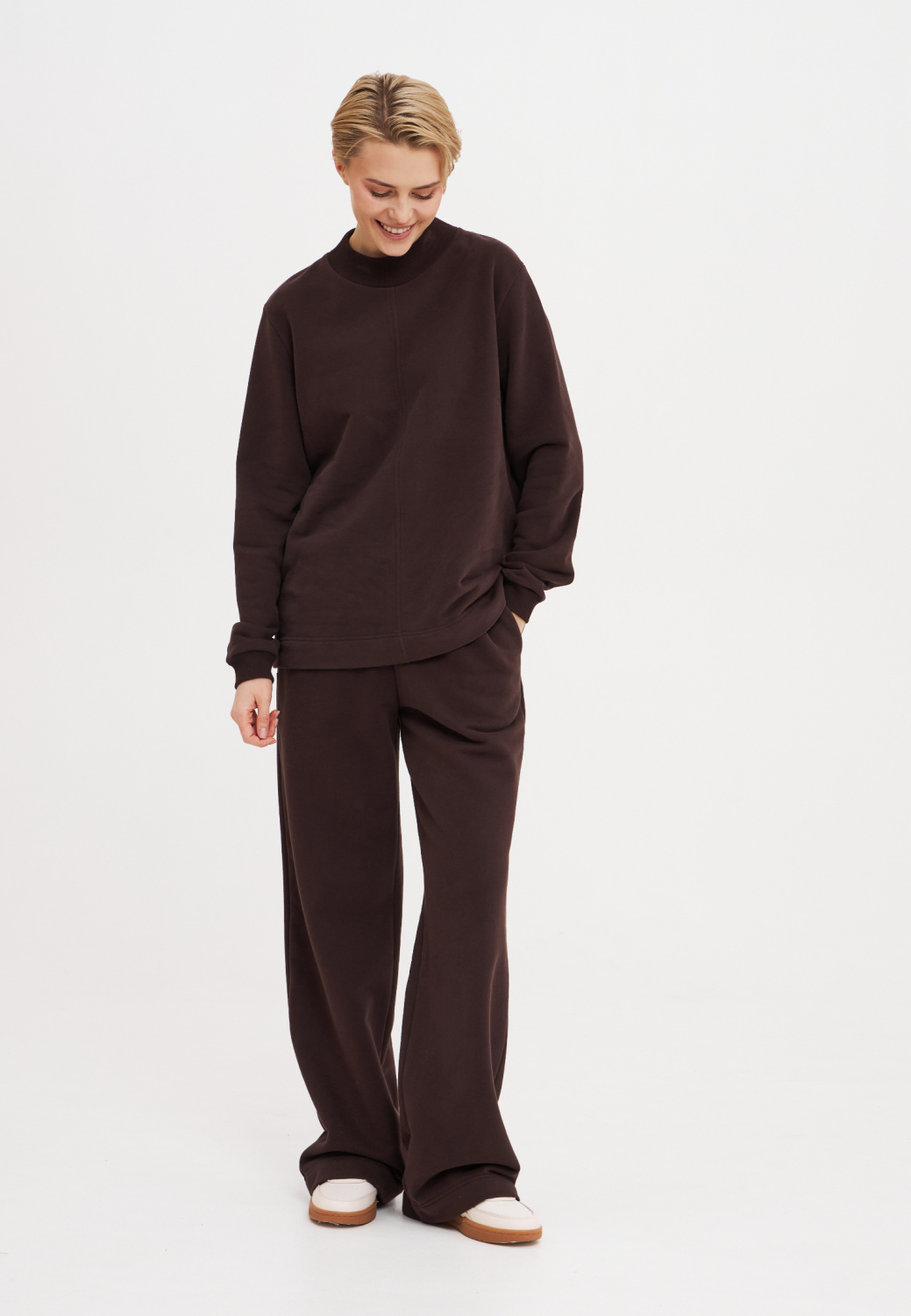 Свитшот шоколадного цвета из футера