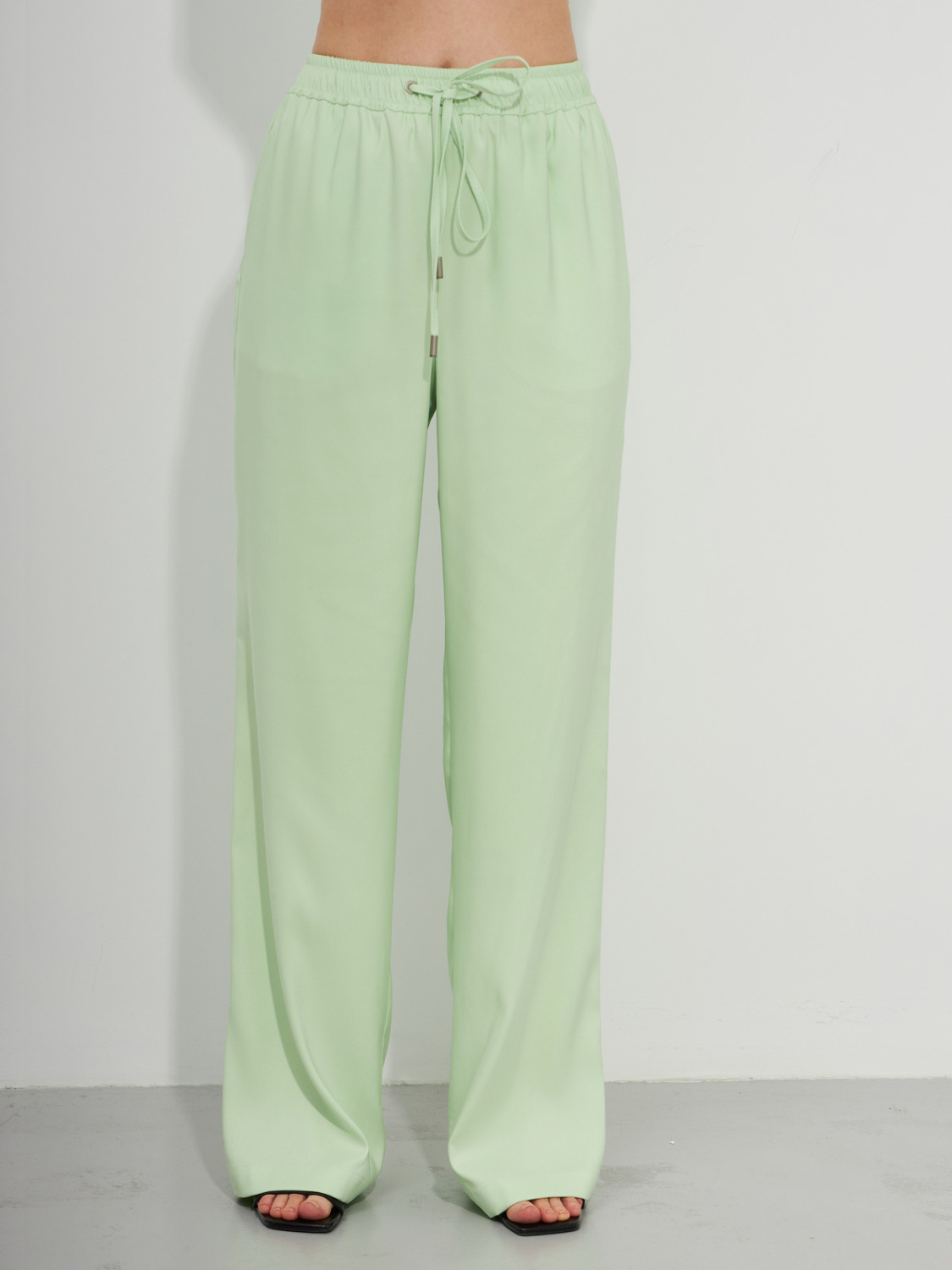 Прямые брюки с резинкой на талии салатового цвета