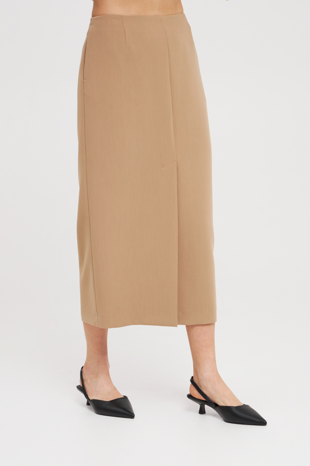Бежевая прямая юбка со шлицей