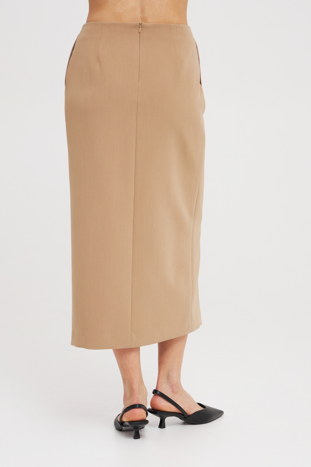 Бежевая прямая юбка со шлицей