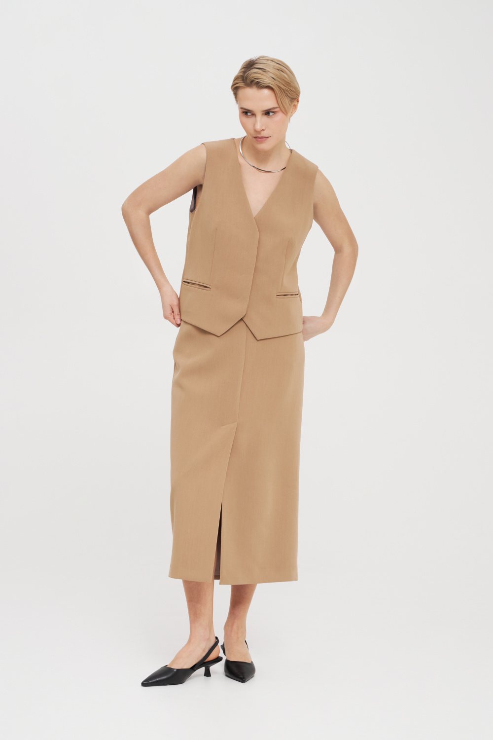 Бежевая прямая юбка со шлицей