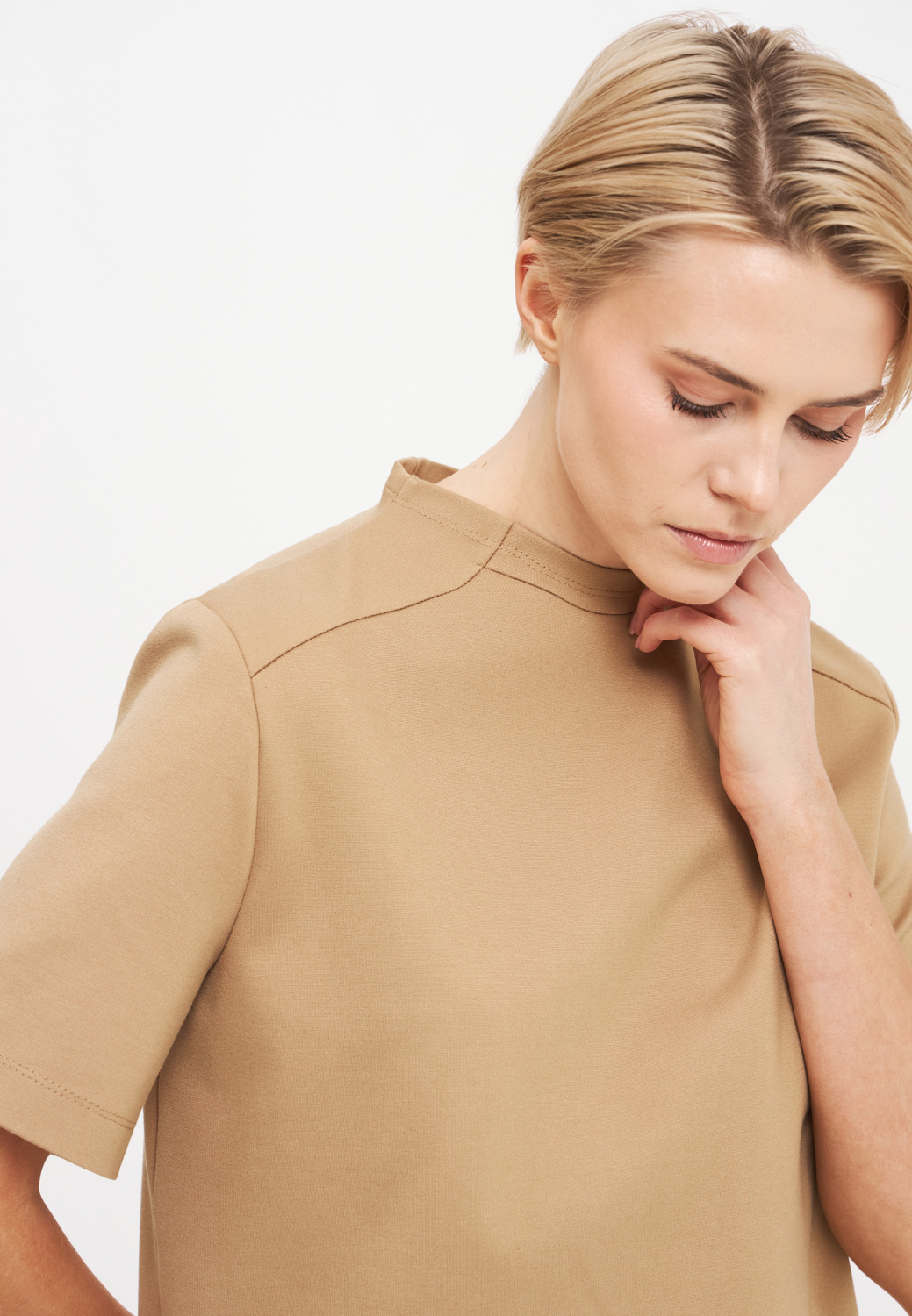 Бежевый джемпер из плотного трикотажа