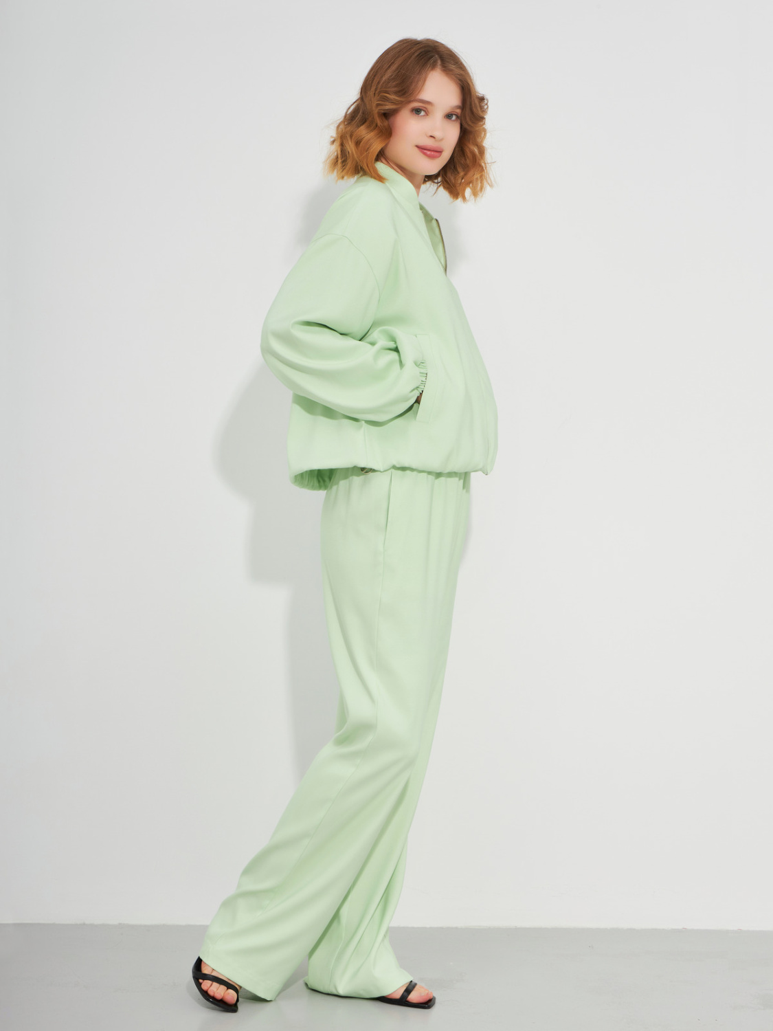 Прямые брюки с резинкой на талии салатового цвета