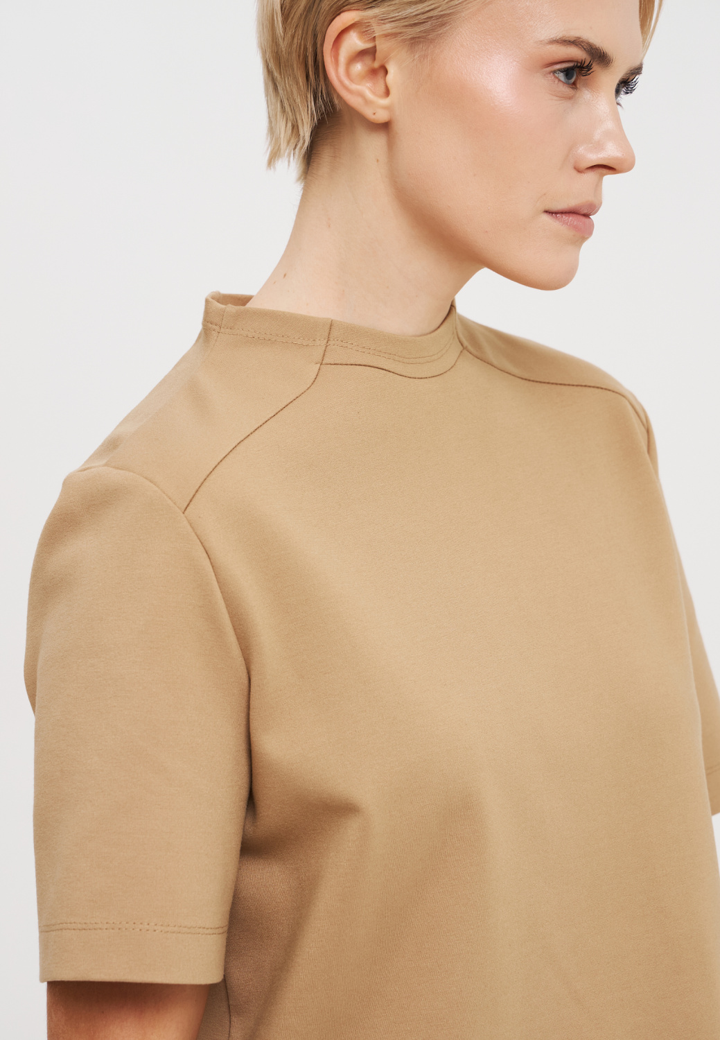 Бежевый джемпер из плотного трикотажа