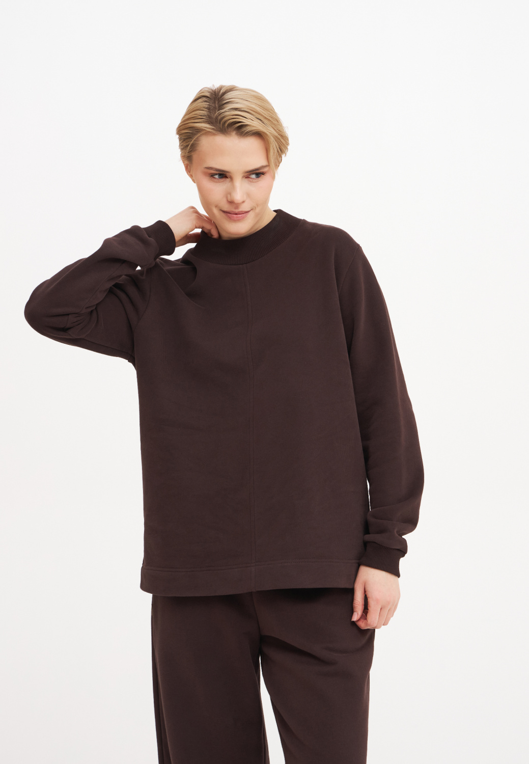Свитшот шоколадного цвета из футера