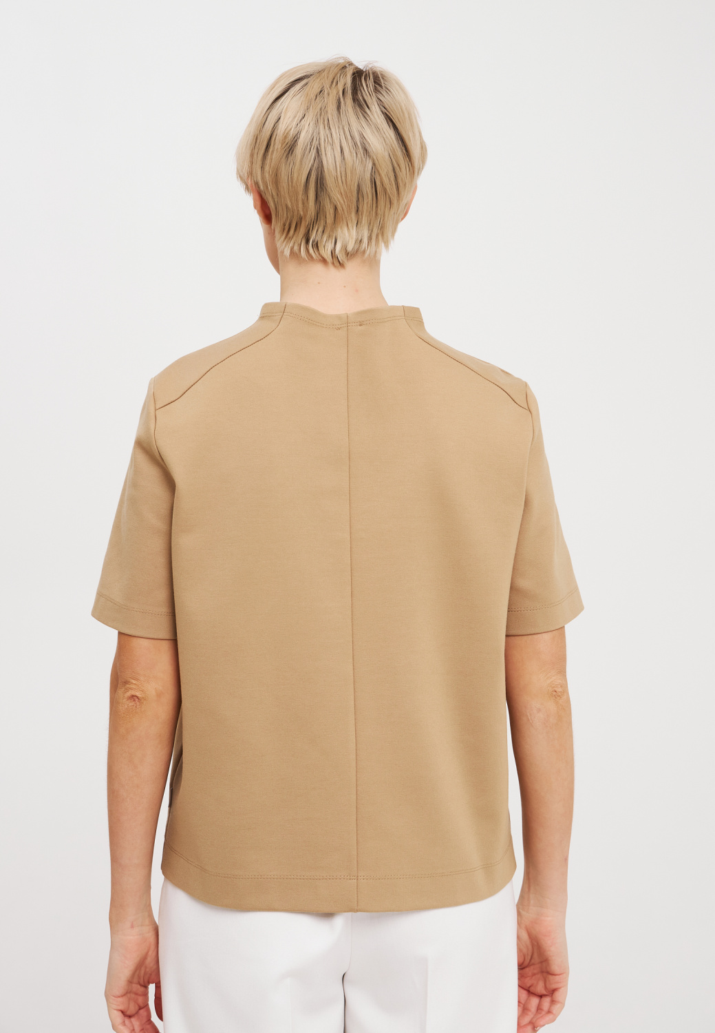 Бежевый джемпер из плотного трикотажа