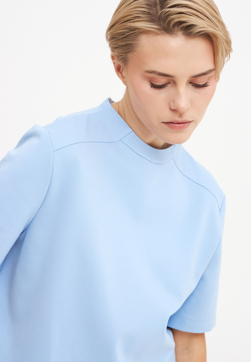 Голубой джемпер из плотного трикотажа