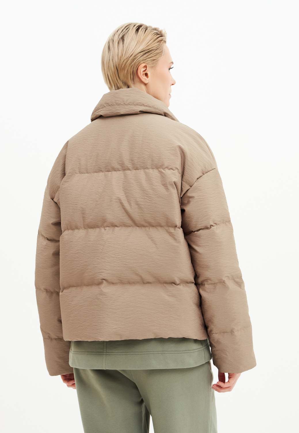 Пуховик демисезонный бежевого цвета