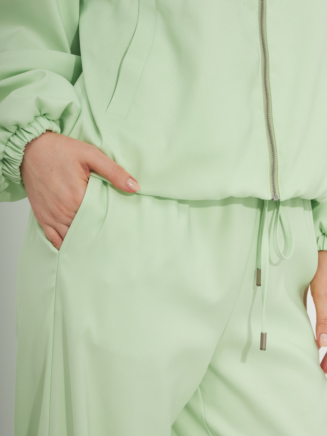 Прямые брюки с резинкой на талии салатового цвета