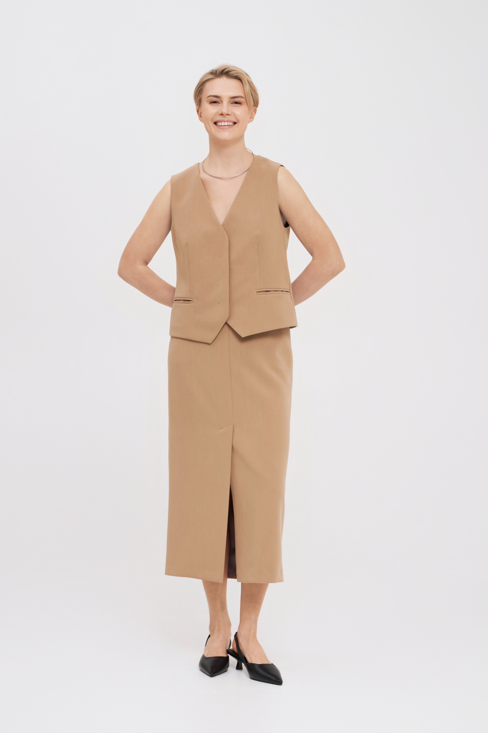 Бежевый жилет со скрытыми пуговицами