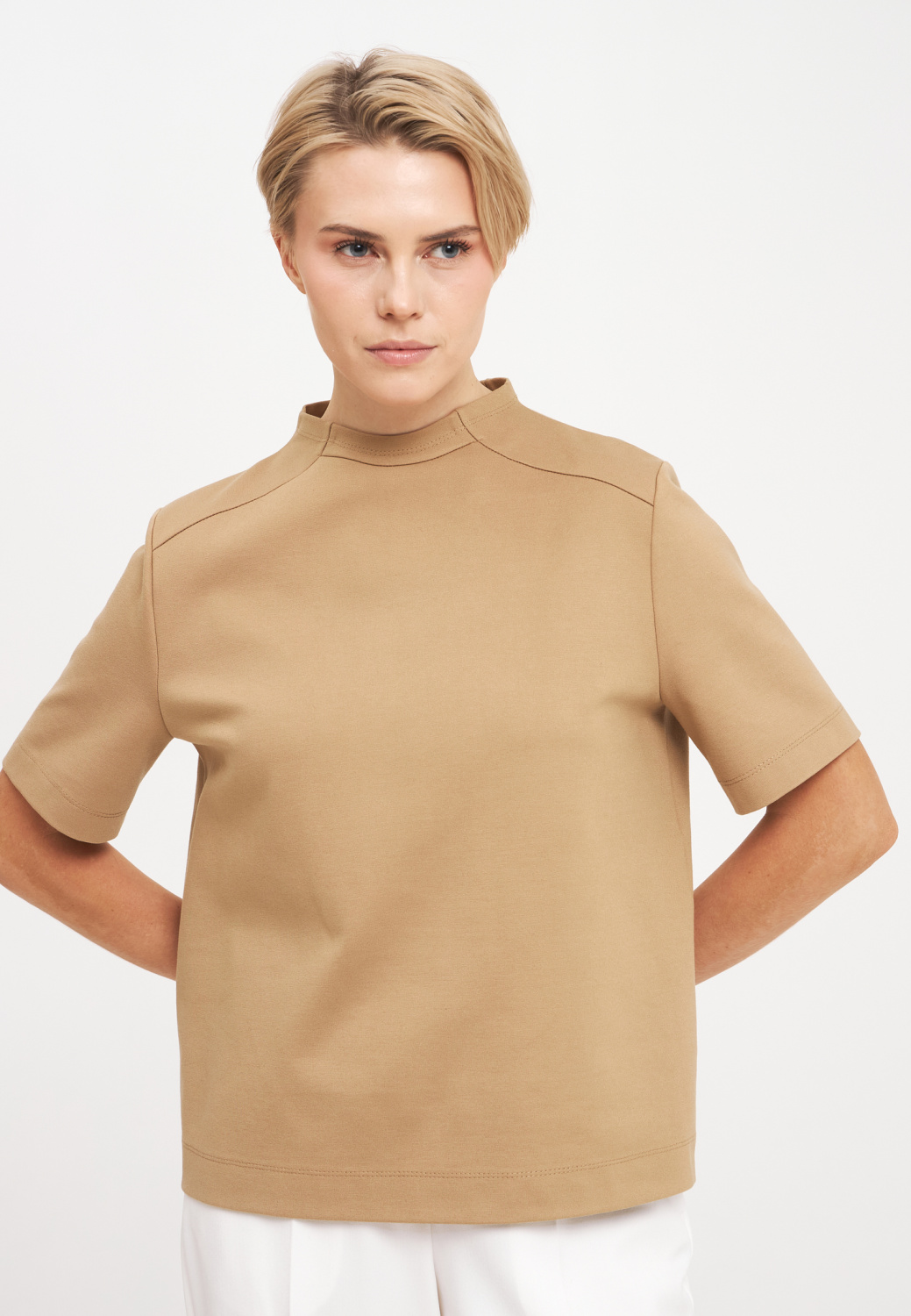 Бежевый джемпер из плотного трикотажа