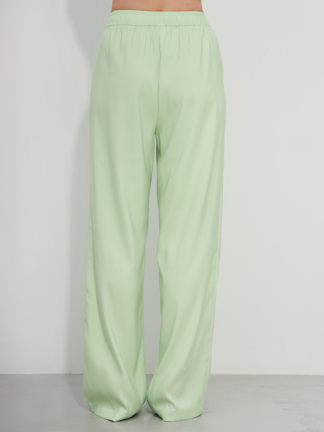 Прямые брюки с резинкой на талии салатового цвета